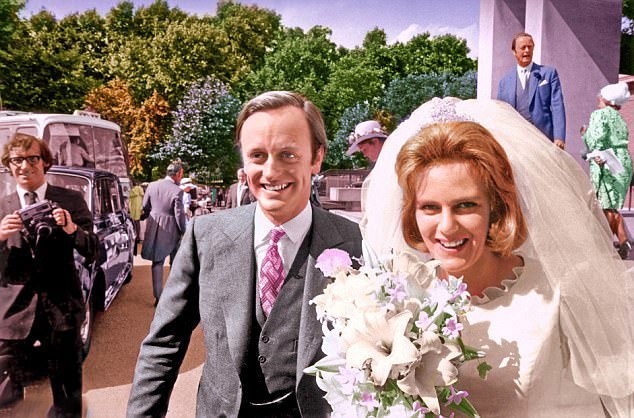 卡米拉「與前夫」婚紗照罕見曝光：高貴自信模樣更勝黛安娜，難怪讓查爾斯念念不忘