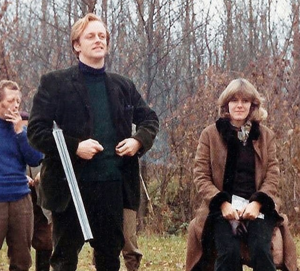 卡米拉「與前夫」婚紗照罕見曝光：高貴自信模樣更勝黛安娜，難怪讓查爾斯念念不忘