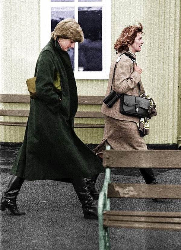 卡米拉「與前夫」婚紗照罕見曝光：高貴自信模樣更勝黛安娜，難怪讓查爾斯念念不忘