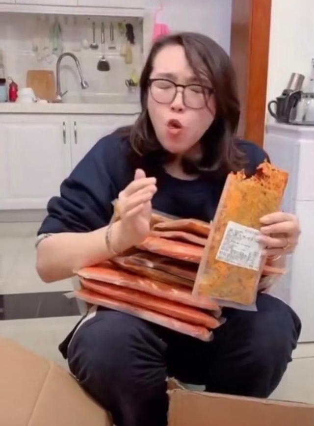 網紅吃播有多「假」？火鍋底料是蛋糕，辣椒油是飲料   最扯的是人：傻傻分不清