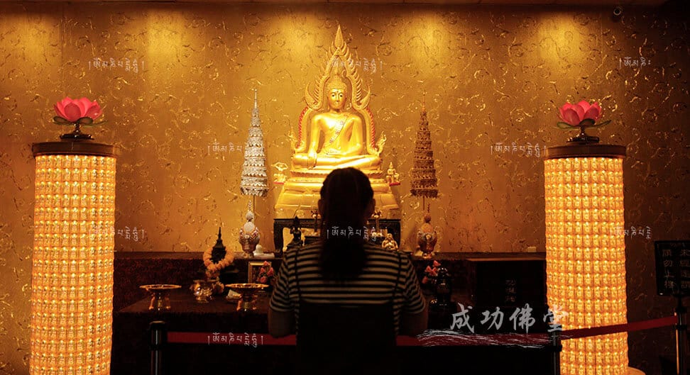 他每天去佛堂「拜陌生大媽牌位」心中超問號　事後得知「祂救了爸爸一命」立刻磕頭跪謝