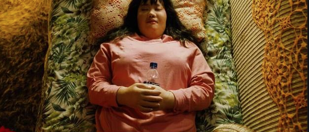謝謝你們站出來！微胖女孩「在超商被路人故意撞上」飲料灑滿地　店員「立刻跳出來發聲」：社會還是很美好