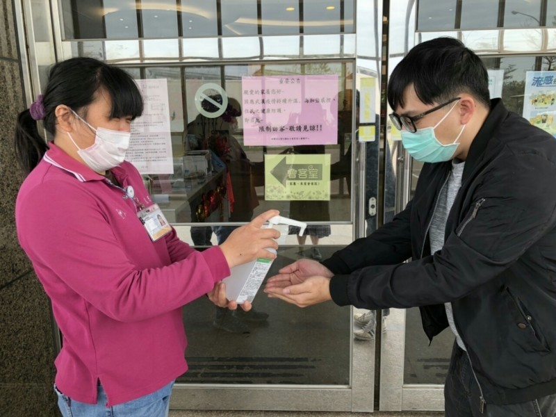 學生中標停課！侯友宜「禁止師生出國」6縣市跟進　網大讚「市長太霸氣了」律師搖頭：憑什麼？