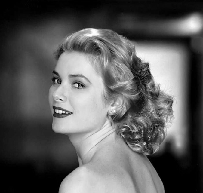 回到輝煌年代！藝術家把「好萊塢黃金年代明星」黑白照變彩色　奧黛麗赫本「對鏡頭露最迷人笑容」美翻