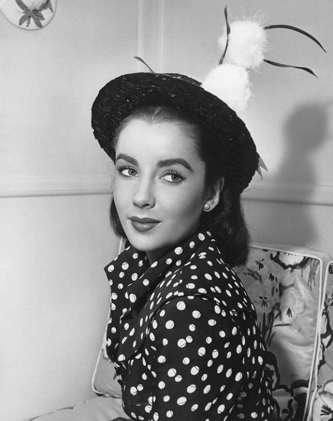 回到輝煌年代！藝術家把「好萊塢黃金年代明星」黑白照變彩色　奧黛麗赫本「對鏡頭露最迷人笑容」美翻