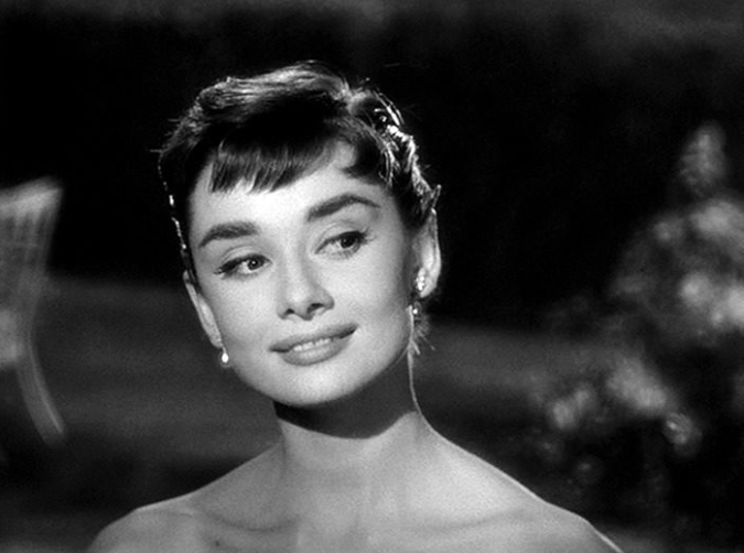 回到輝煌年代！藝術家把「好萊塢黃金年代明星」黑白照變彩色　奧黛麗赫本「對鏡頭露最迷人笑容」美翻