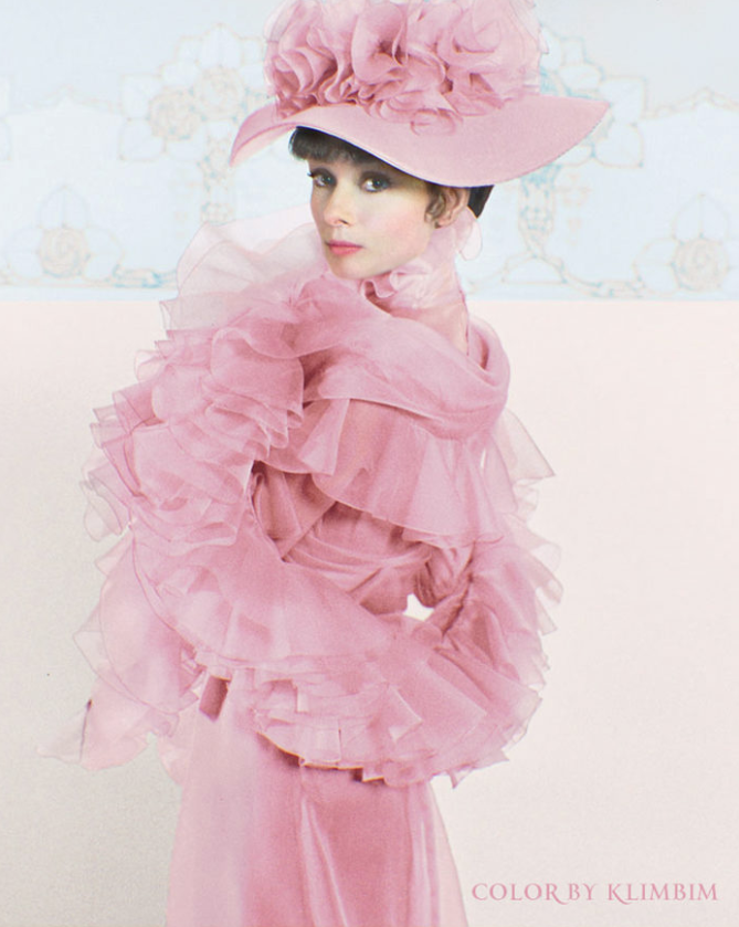 回到輝煌年代！藝術家把「好萊塢黃金年代明星」黑白照變彩色　奧黛麗赫本「對鏡頭露最迷人笑容」美翻