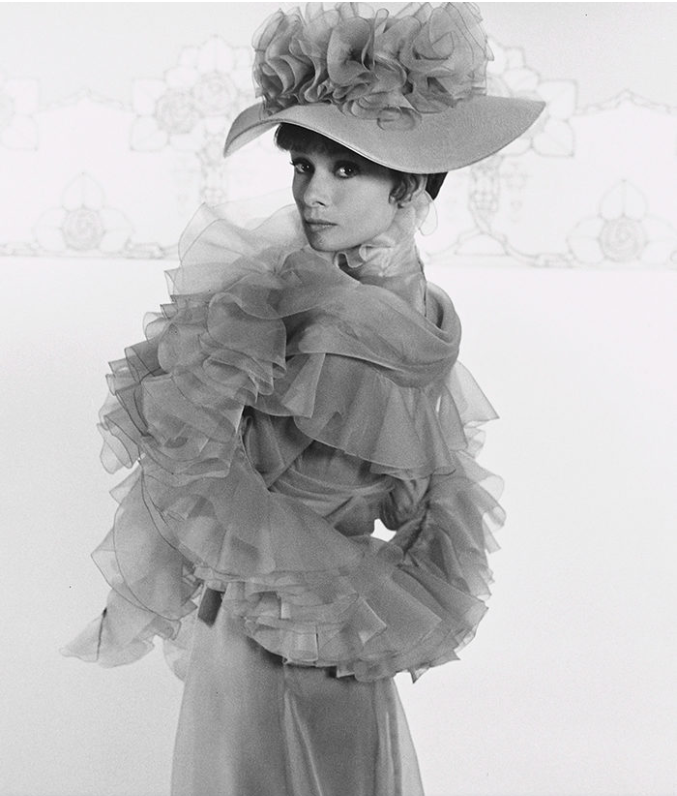 回到輝煌年代！藝術家把「好萊塢黃金年代明星」黑白照變彩色　奧黛麗赫本「對鏡頭露最迷人笑容」美翻