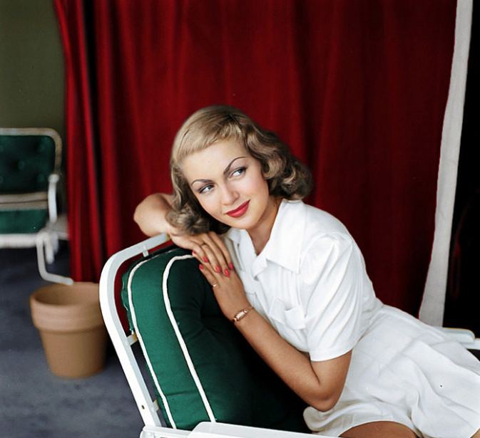 回到輝煌年代！藝術家把「好萊塢黃金年代明星」黑白照變彩色　奧黛麗赫本「對鏡頭露最迷人笑容」美翻