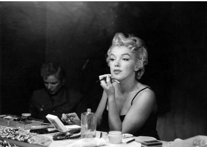 回到輝煌年代！藝術家把「好萊塢黃金年代明星」黑白照變彩色　奧黛麗赫本「對鏡頭露最迷人笑容」美翻