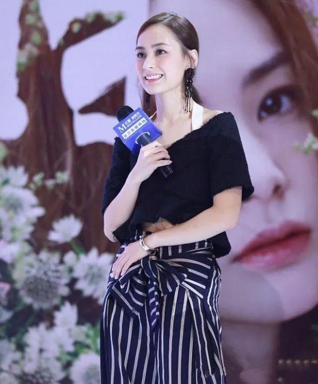 不愧是盛世美顏！鐘欣潼穿「男人汗衫」出門，卻意外秀出凹凸感    網友：上半身真搶鏡