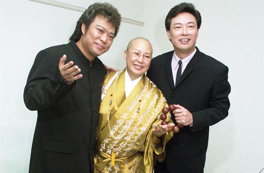 自稱富貴僧人！恆述法師欠3000萬「大口喝酒吃肉」生活超富裕 　身上袈裟「請人手工刺繡」比轎車還貴