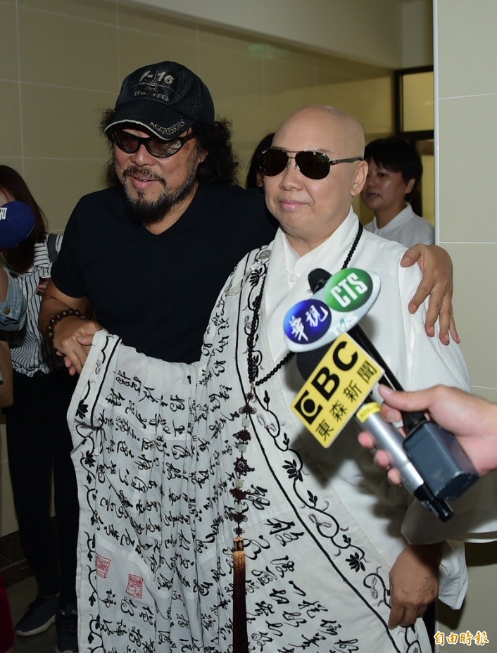 自稱富貴僧人！恆述法師欠3000萬「大口喝酒吃肉」生活超富裕 　身上袈裟「請人手工刺繡」比轎車還貴