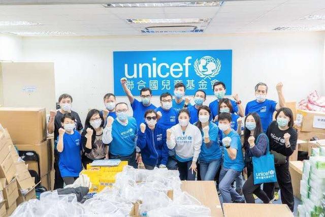 豪門清流！郭晶晶親赴前線包口罩「蓬頭不垢面」　一家三口生活簡樸「體會各行業辛苦」人美心善