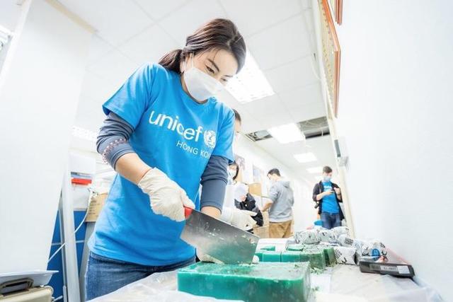 豪門清流！郭晶晶親赴前線包口罩「蓬頭不垢面」　一家三口生活簡樸「體會各行業辛苦」人美心善