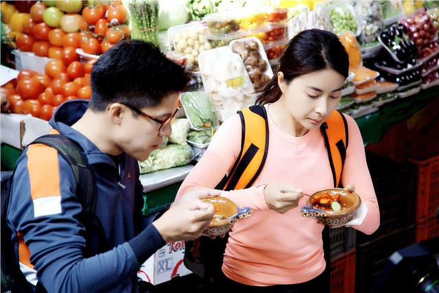 豪門清流！郭晶晶親赴前線包口罩「蓬頭不垢面」　一家三口生活簡樸「體會各行業辛苦」人美心善