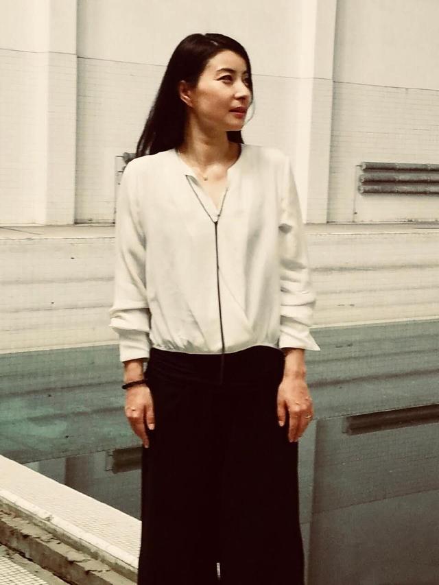 豪門清流！郭晶晶親赴前線包口罩「蓬頭不垢面」　一家三口生活簡樸「體會各行業辛苦」人美心善