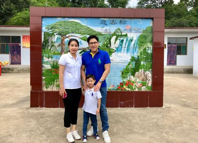 豪門清流！郭晶晶親赴前線包口罩「蓬頭不垢面」　一家三口生活簡樸「體會各行業辛苦」人美心善