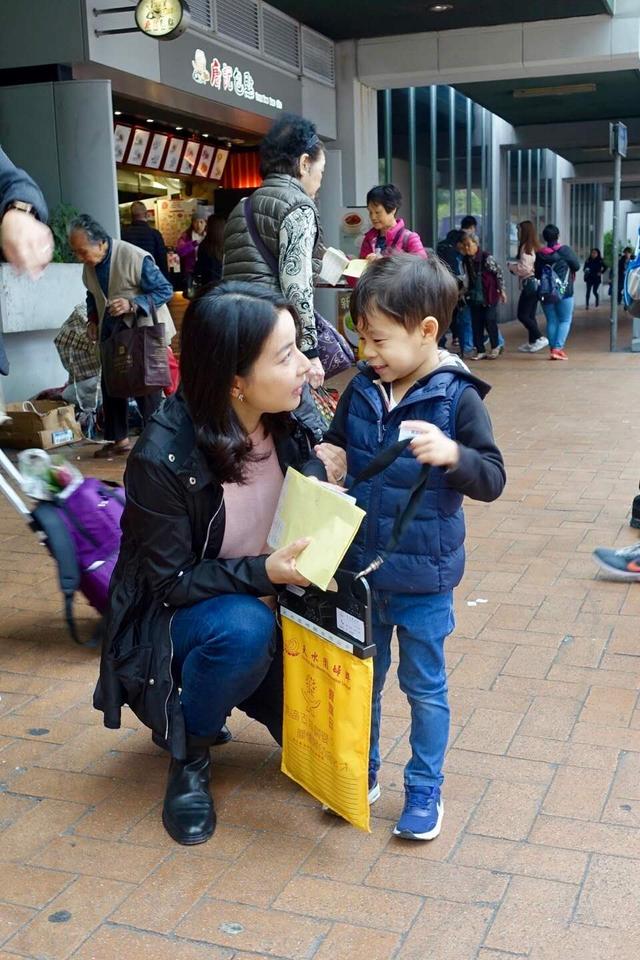 豪門清流！郭晶晶親赴前線包口罩「蓬頭不垢面」　一家三口生活簡樸「體會各行業辛苦」人美心善