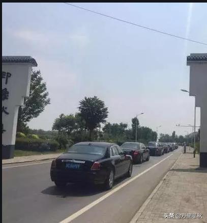 88歲老太太無兒無女，走後9輛豪車開進村來送葬，「身份」曝光後村民們恍然大悟