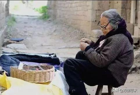 88歲老太太無兒無女，走後9輛豪車開進村來送葬，「身份」曝光後村民們恍然大悟