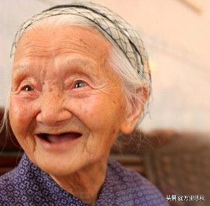 88歲老太太無兒無女，走後9輛豪車開進村來送葬，「身份」曝光後村民們恍然大悟