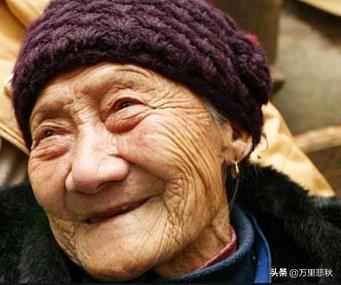 88歲老太太無兒無女，走後9輛豪車開進村來送葬，「身份」曝光後村民們恍然大悟