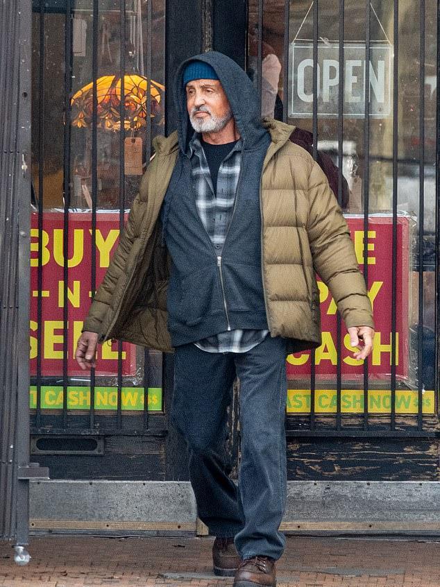 73歲「國民岳父」史泰龍出街略顯老態「51歲超模妻身材依舊」3個女兒更貌美如花長腿驚艷