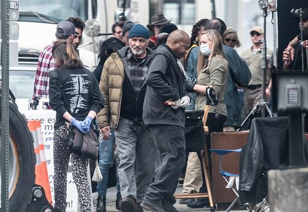 73歲「國民岳父」史泰龍出街略顯老態「51歲超模妻身材依舊」3個女兒更貌美如花長腿驚艷