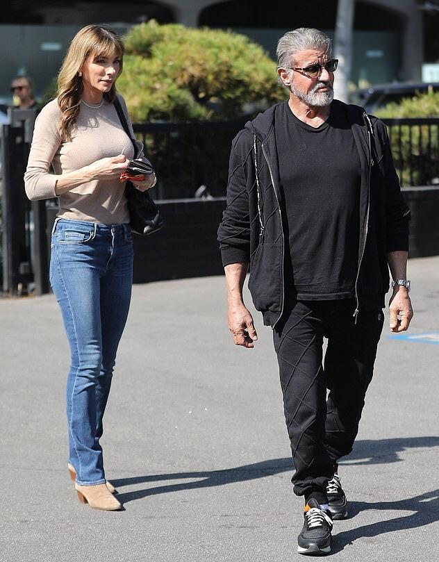 73歲「國民岳父」史泰龍出街略顯老態「51歲超模妻身材依舊」3個女兒更貌美如花長腿驚艷