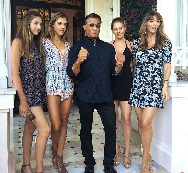 73歲「國民岳父」史泰龍出街略顯老態「51歲超模妻身材依舊」3個女兒更貌美如花長腿驚艷