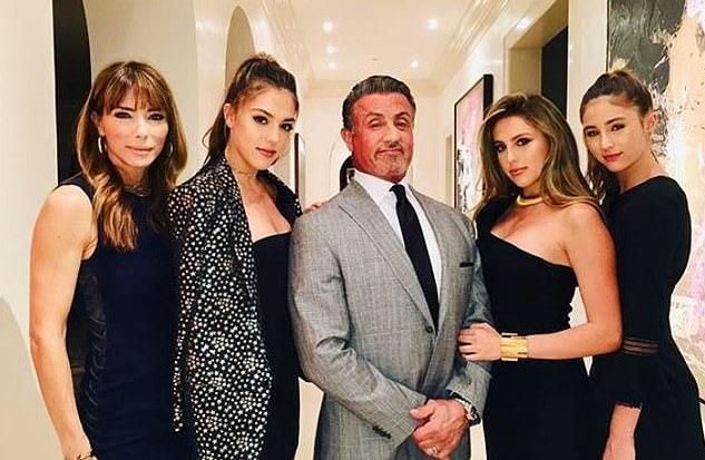 73歲「國民岳父」史泰龍出街略顯老態「51歲超模妻身材依舊」3個女兒更貌美如花長腿驚艷