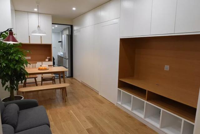 老公非要給廁所裝「兩個門」，全家人都不理解，入住後才發現他真明智：親戚來都讚不絕口