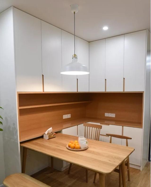 老公非要給廁所裝「兩個門」，全家人都不理解，入住後才發現他真明智：親戚來都讚不絕口