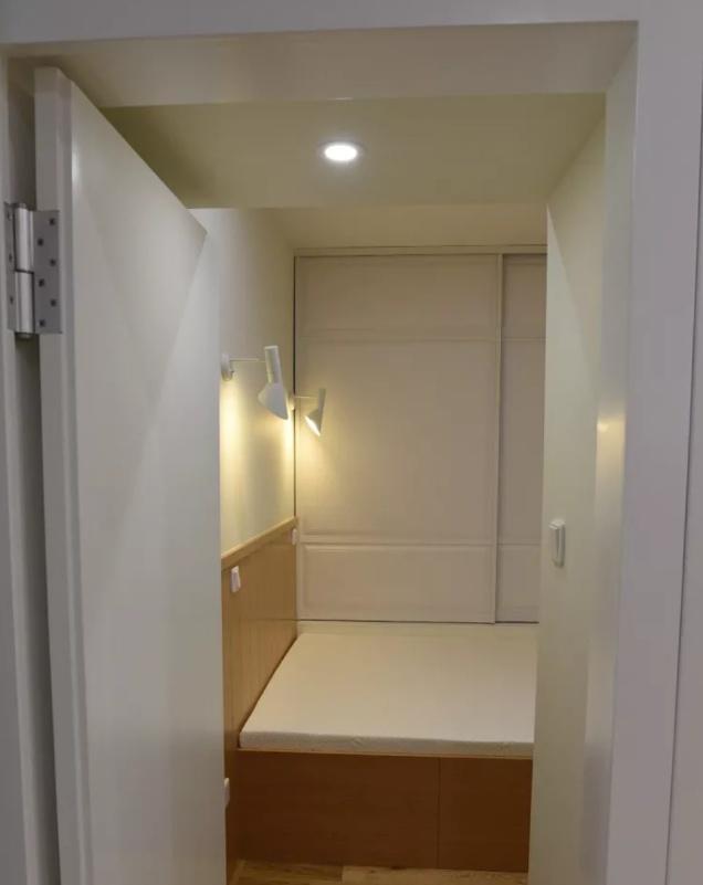 老公非要給廁所裝「兩個門」，全家人都不理解，入住後才發現他真明智：親戚來都讚不絕口