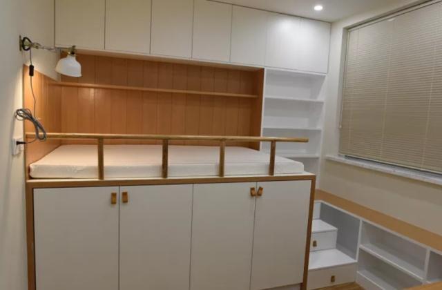 老公非要給廁所裝「兩個門」，全家人都不理解，入住後才發現他真明智：親戚來都讚不絕口