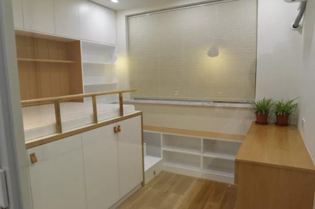 老公非要給廁所裝「兩個門」，全家人都不理解，入住後才發現他真明智：親戚來都讚不絕口