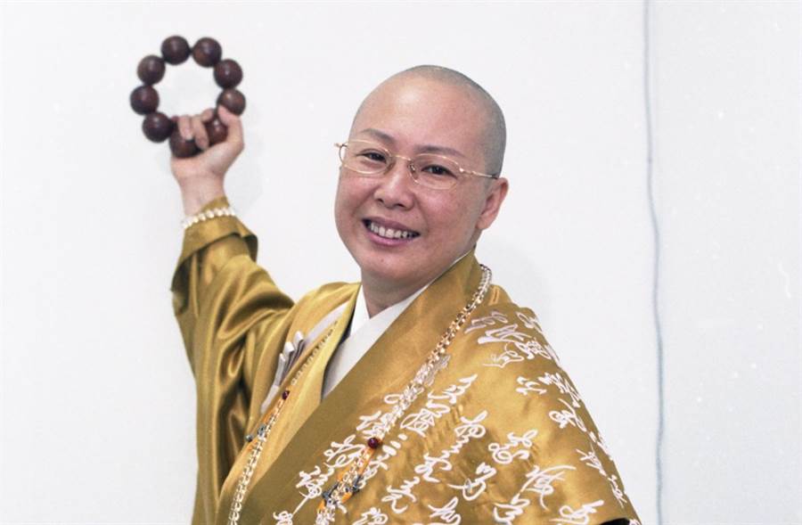 自稱富貴僧人！恆述法師欠3000萬「大口喝酒吃肉」生活超富裕 　身上袈裟「請人手工刺繡」比轎車還貴