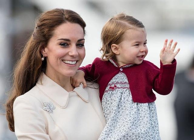 最具女王范的「4歲夏洛特公主」成長記:天生自帶親民力備受喜愛「2歲首行屈膝禮」呆萌又規範