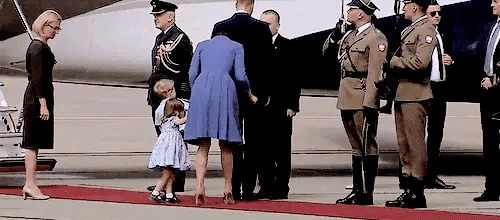 最具女王范的「4歲夏洛特公主」成長記:天生自帶親民力備受喜愛「2歲首行屈膝禮」呆萌又規範