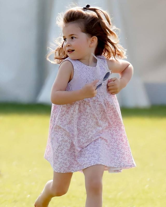 最具女王范的「4歲夏洛特公主」成長記:天生自帶親民力備受喜愛「2歲首行屈膝禮」呆萌又規範