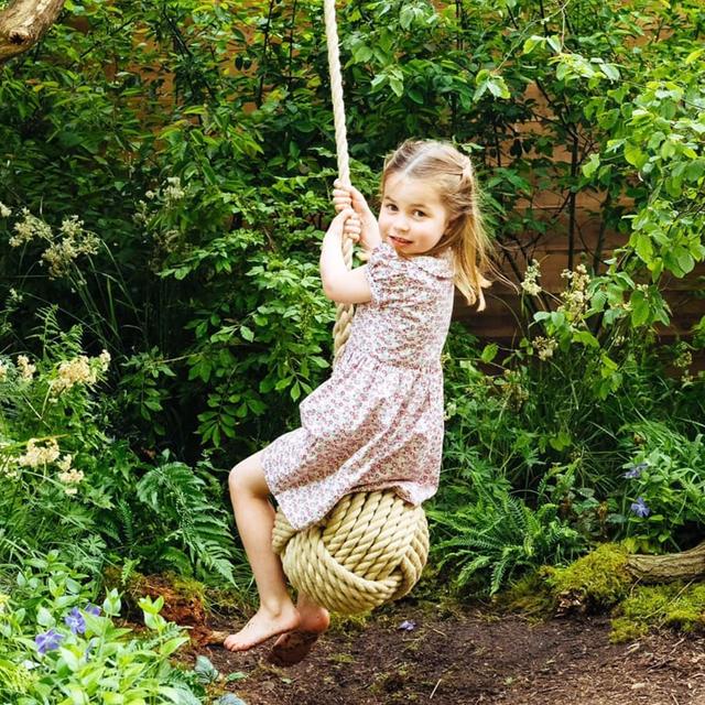 最具女王范的「4歲夏洛特公主」成長記:天生自帶親民力備受喜愛「2歲首行屈膝禮」呆萌又規範