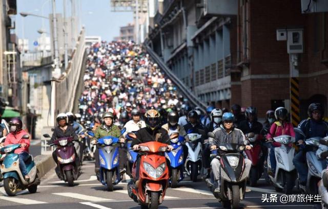 台灣特有風景!地狹人稠「機車文化」方便不佔位 省錢又省油「追女孩必備回憶」重溫年少時光