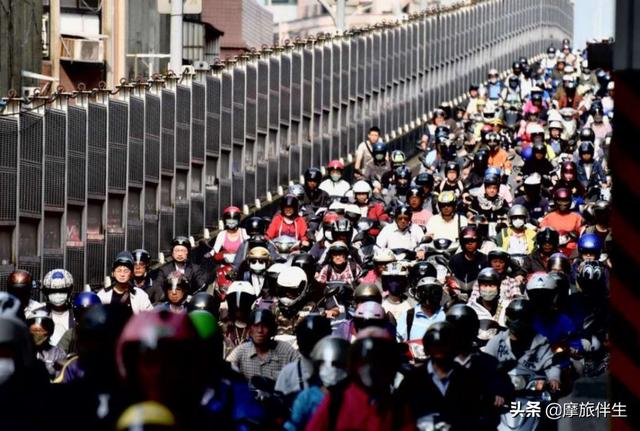 台灣特有風景!地狹人稠「機車文化」方便不佔位 省錢又省油「追女孩必備回憶」重溫年少時光