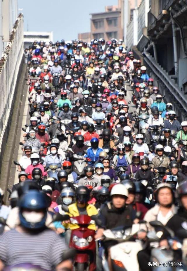 台灣特有風景!地狹人稠「機車文化」方便不佔位 省錢又省油「追女孩必備回憶」重溫年少時光