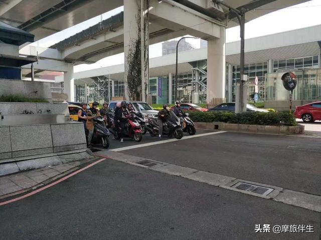 台灣特有風景!地狹人稠「機車文化」方便不佔位 省錢又省油「追女孩必備回憶」重溫年少時光