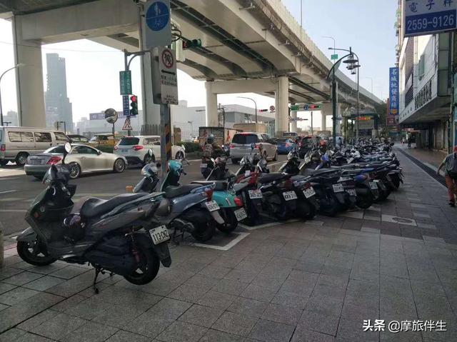 台灣特有風景!地狹人稠「機車文化」方便不佔位 省錢又省油「追女孩必備回憶」重溫年少時光