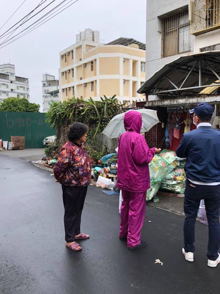 退休金被兒子領走！獨居嬤「靠撿回收過活」住家髒亂像廢墟　鄰居心疼曝：「社會局想幫也幫不了」