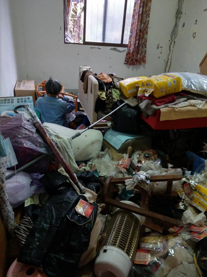 退休金被兒子領走！獨居嬤「靠撿回收過活」住家髒亂像廢墟　鄰居心疼曝：「社會局想幫也幫不了」