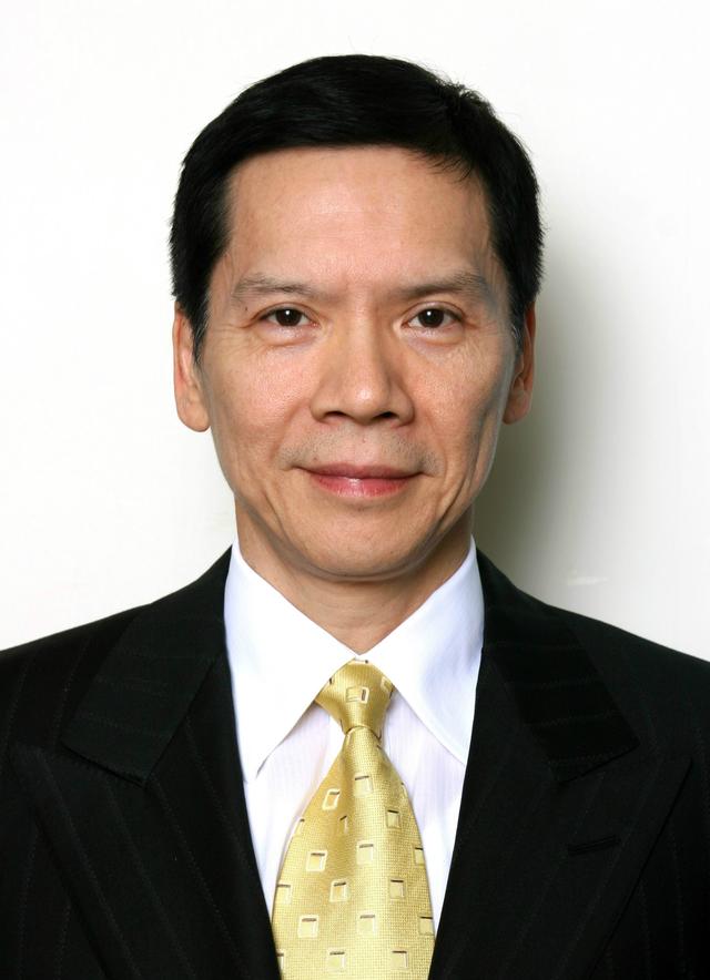 兄弟倆一起創業，向華強娶了陳嵐，成影業大佬，向華勝卻情史豐富